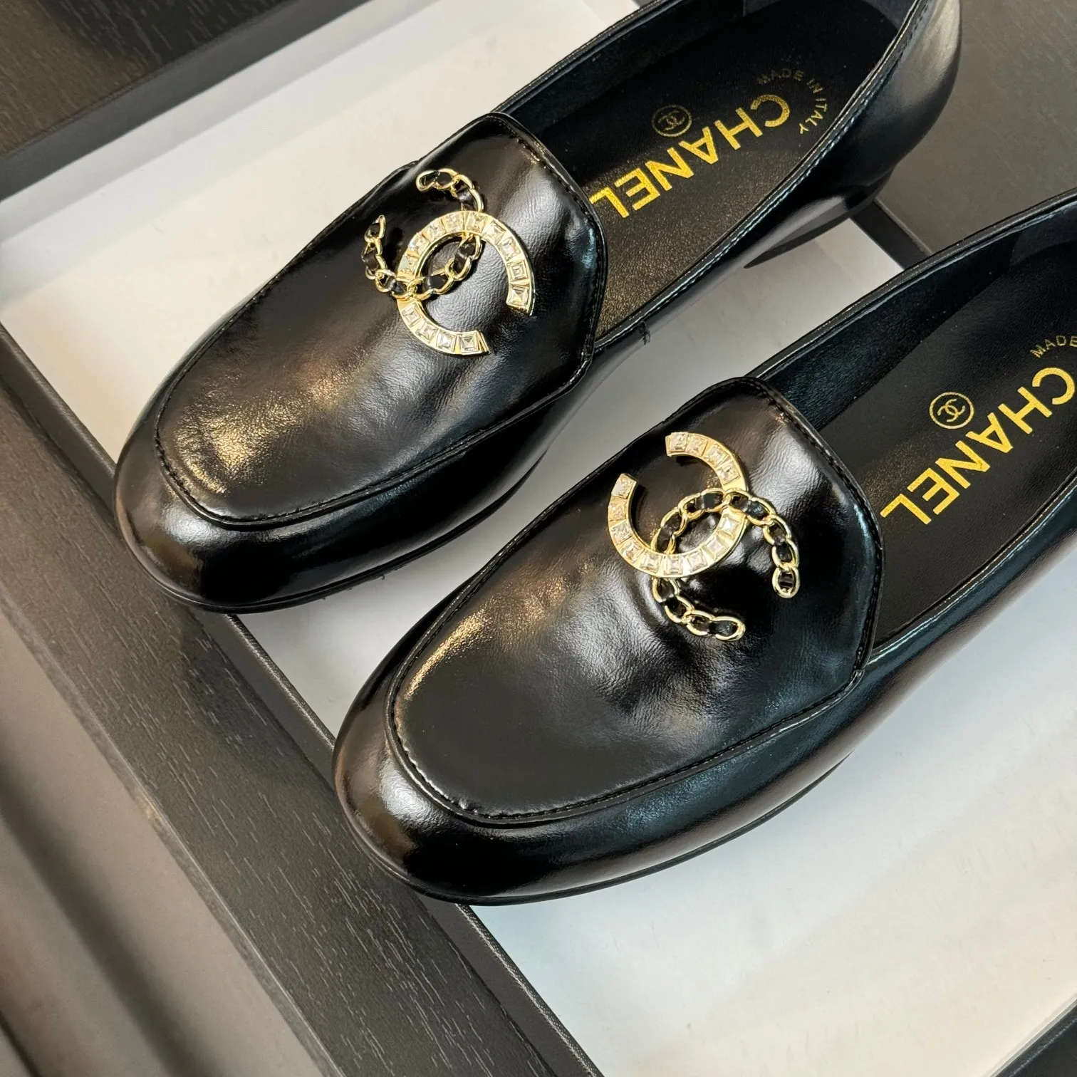 👟👟Ex-factory price 600👟👟 Purchasing-grade CHANEL Xiaoxiang classic retro shoes. I liked this pair at first sight. The design of the upper is very special. The classic hardware buckles embellished with Xiaoxiang are very CHANEL style. It has a high-end feel. The upper feet are very comfortable and soft. The feet are not afraid of being good-looking and comfortable. They are invincible when paired with mid-calf socks, skirts and trousers. It looks simple in style, but it has the effect of elongating the legs immediately on the feet, which is simple and does not lose personality. Adds a touch of coolness. Upper: imported mixed-breed lambskin. Lining: mixed-breed sheepskin. Soft, sweat-absorbent and breathable! Hardware: Exclusive original 1:1 mold development! Long-lasting and does not soften! Outsole: Genuine leather outsole imported from Italy. Height is about 2.5cm. Different market currency. We are different. Size: #34-42 (34 40 41 customized, non-refundable)